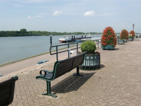 Tolkamer : Von der Europakade bietet sich eine gute Aussicht über den Rhein, den täglich fünf- bis sechshundert Schiffe passieren.